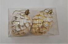 Încărcați imaginea în Galerie, Set Globuri de Craciun Aurii Model Con de Brad pentru Pom